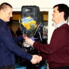 Gumundur Baldvin, gjaldkeri KA, veitir Piotr Slawomir viurkenningu.