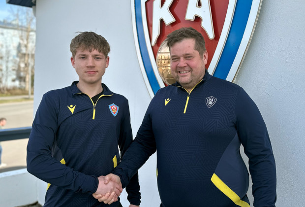 Hugi Elmarsson framlengir um tv r