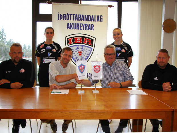 KA og r skrifa undir samstarfssamning  kvennahandboltanum.